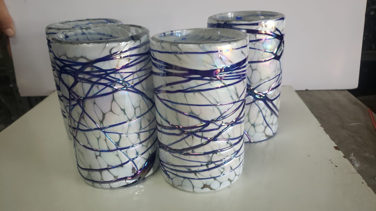 VASOS VIDRIO SOPLADO|SET 6 PIEZAS|ARTESANALMENTE MEXICANOS|PINTAS BLANCAS CON TELARAÑA COBALTO + (INCLUYE REGALO)