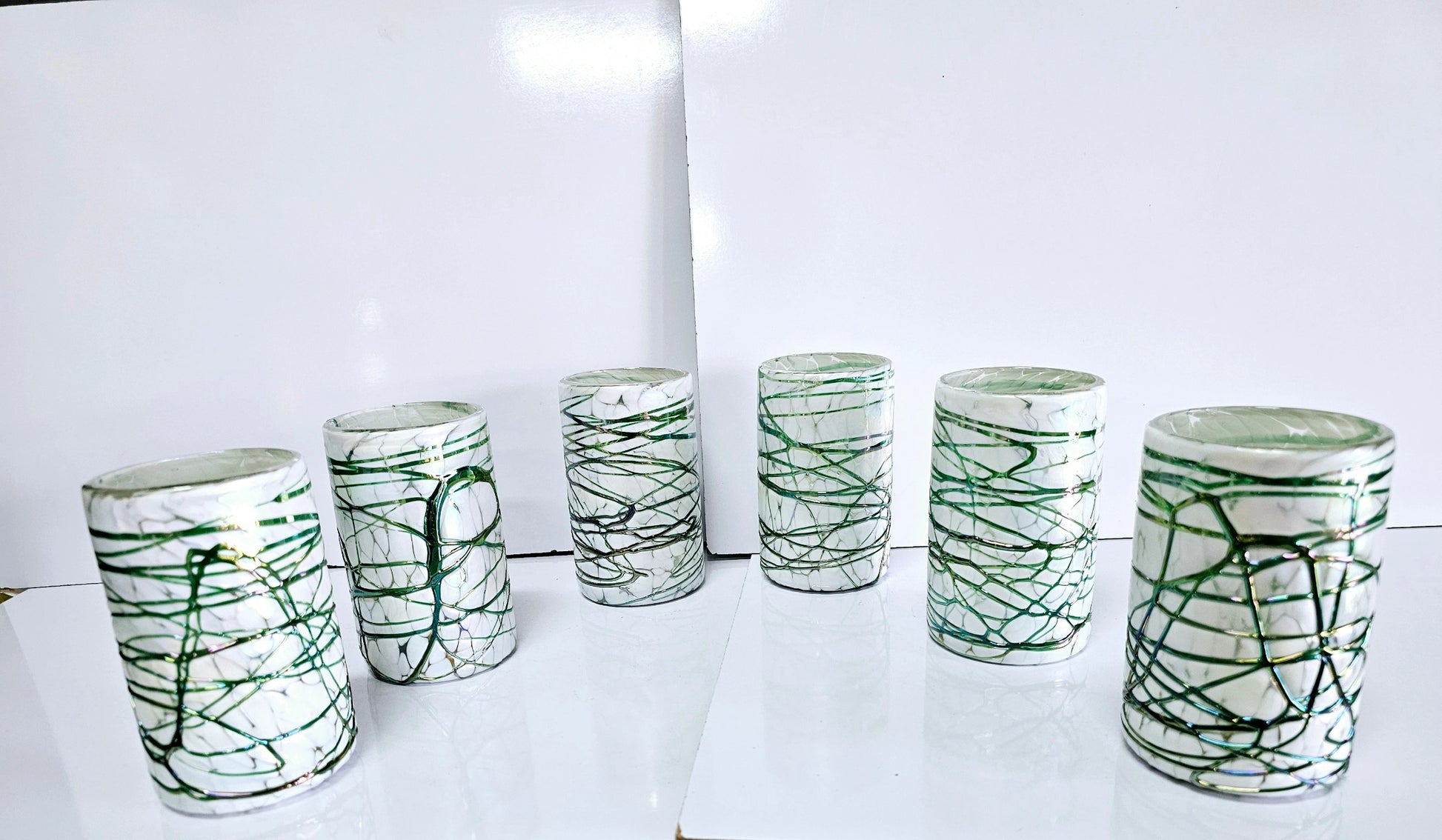 VASOS VIDRIO SOPLADO|SET 6 PIEZAS|ARTESANALMENTE MEXICANOS|PINTAS BLANCAS CON TELARAÑA COLOR VERDE JADE +(INCLUYE REGALO)