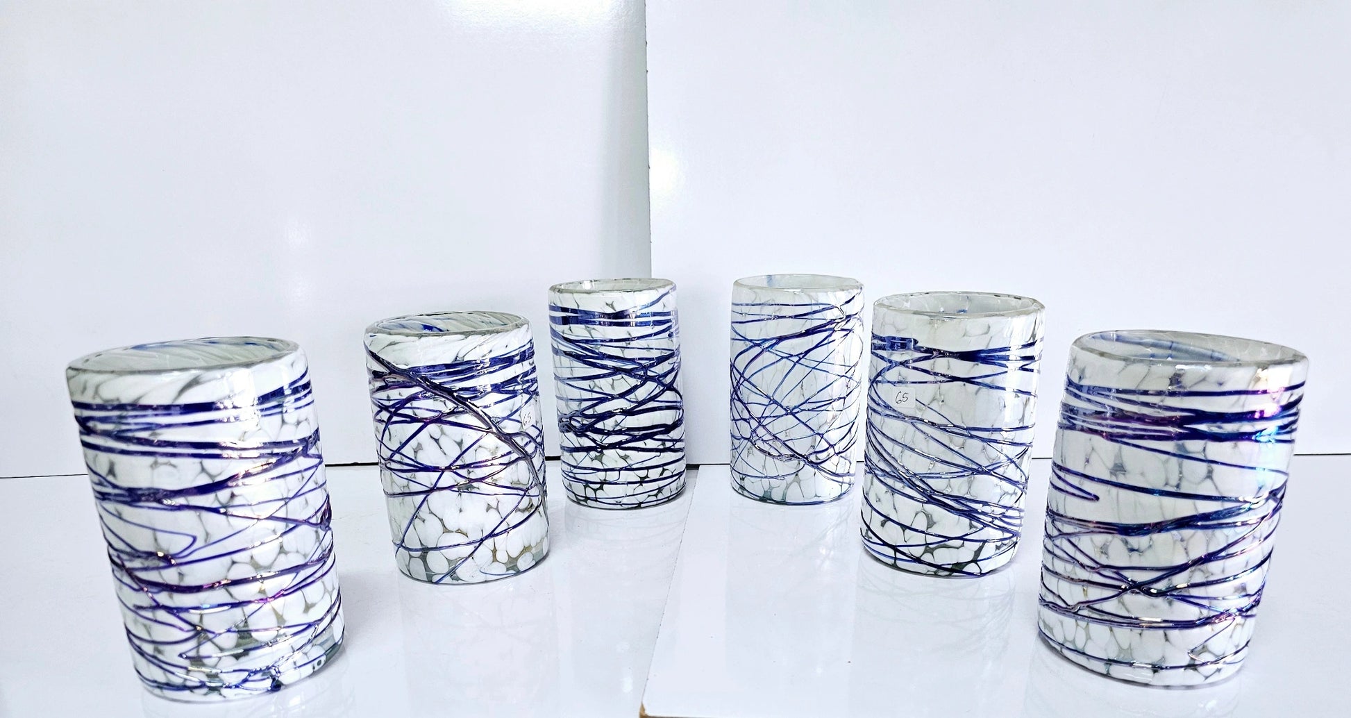 VASOS VIDRIO SOPLADO|SET 6 PIEZAS|ARTESANALMENTE MEXICANOS|PINTAS BLANCAS CON TELARAÑA COBALTO + (INCLUYE REGALO)