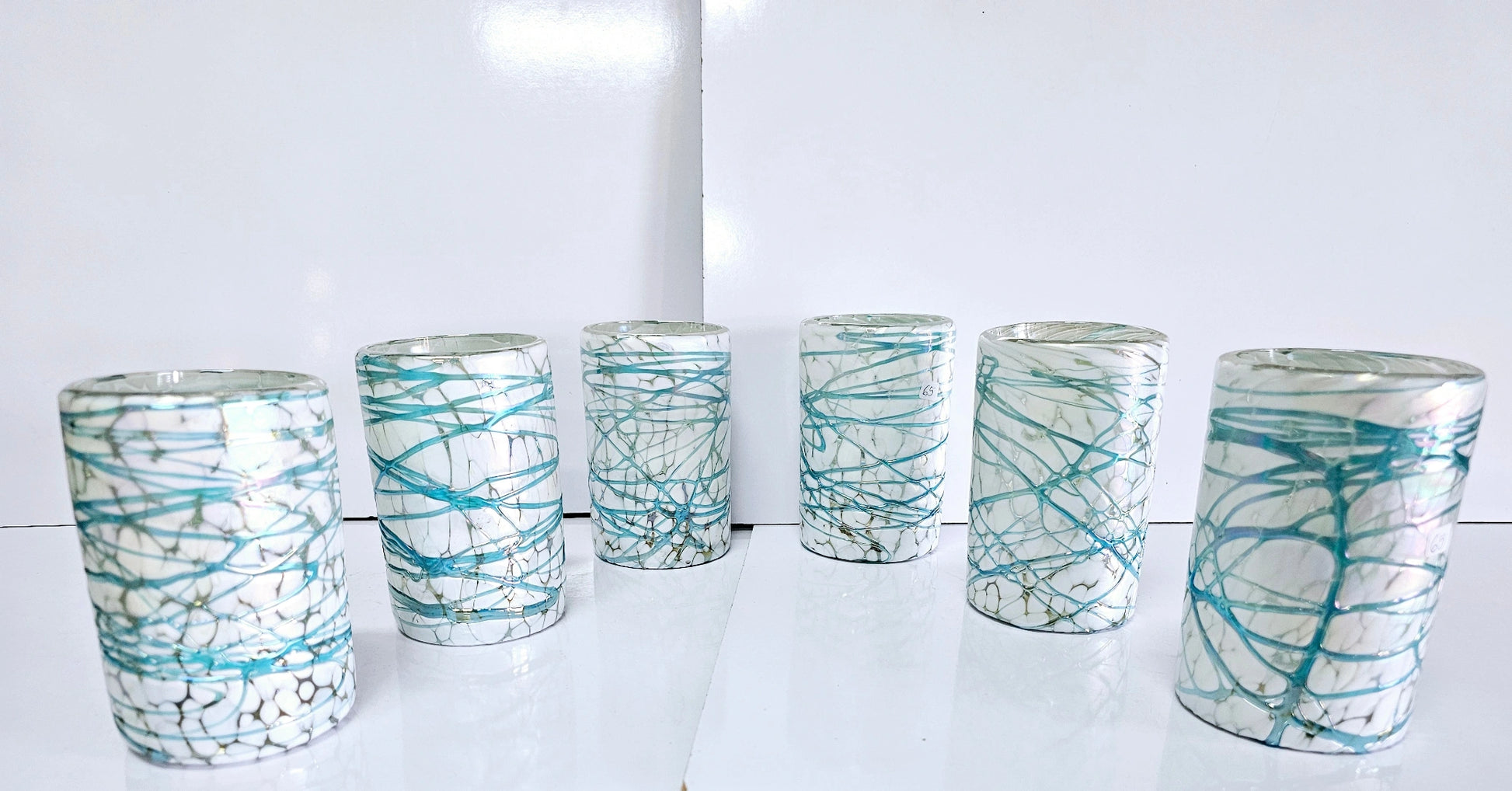 VASOS VIDRIO SOPLADO|SET 6 PIEZAS|ARTESANALMENTE MEXICANOS|PINTAS BLANCAS CON TELARAÑA AGUAMARINA (INCLUYE REGALO)
